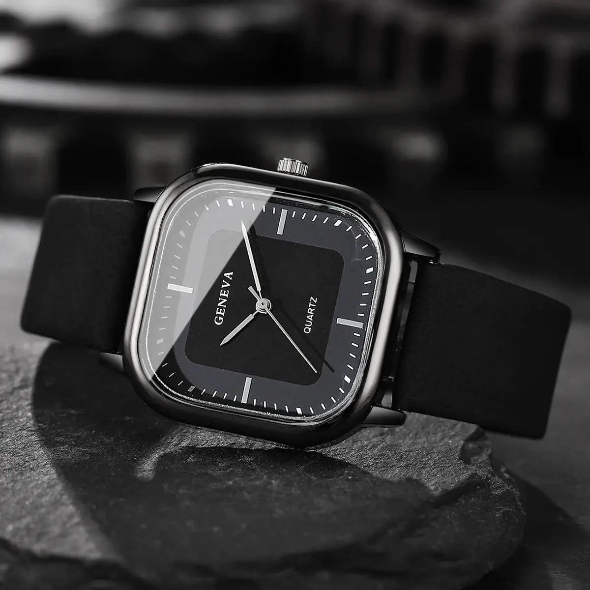 Men's square-dial quartz watch by Simples Market with black leather strap