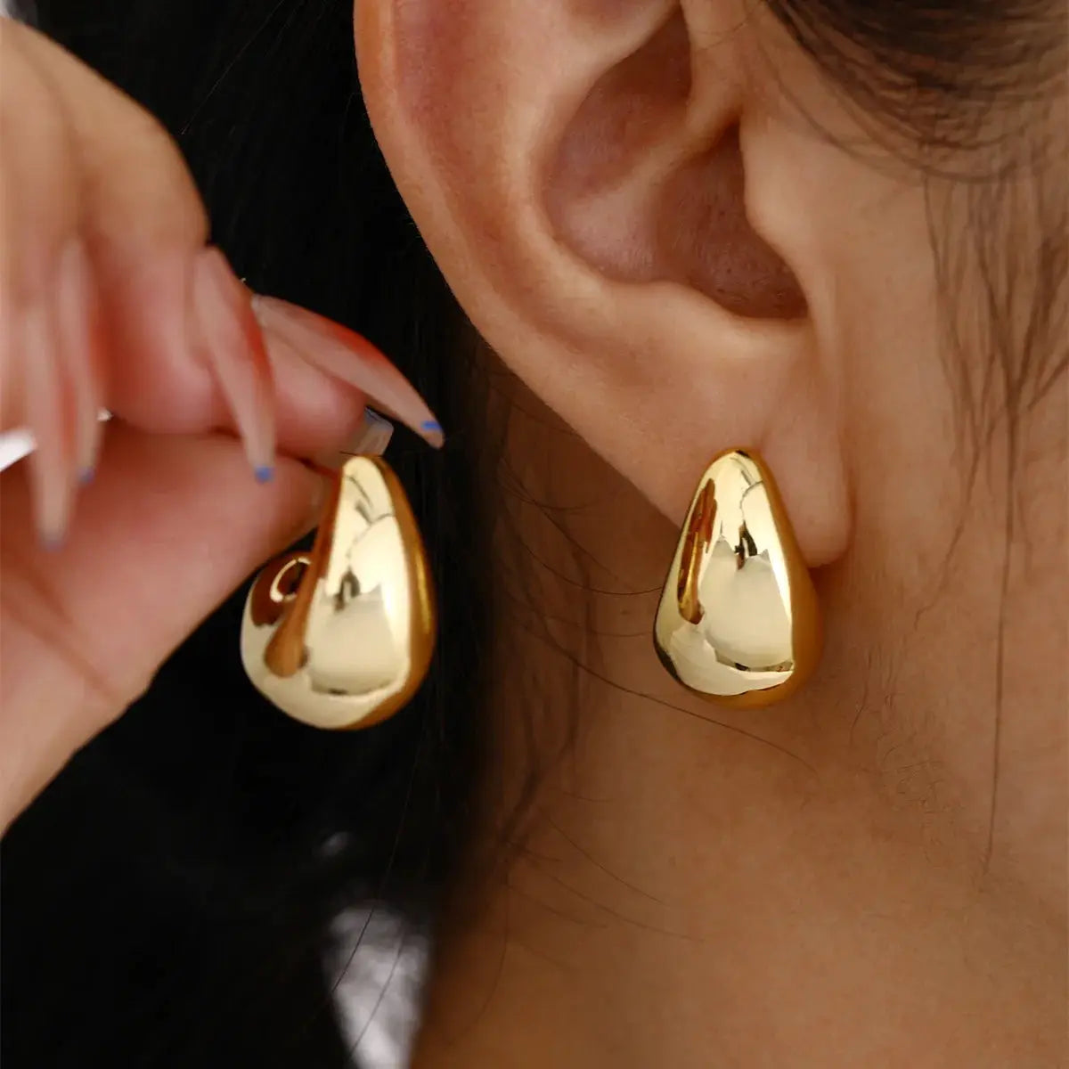 Vintage teardrop stud earrings set in gold-tone metal, lightweight fashion jewelry (2 pcs)