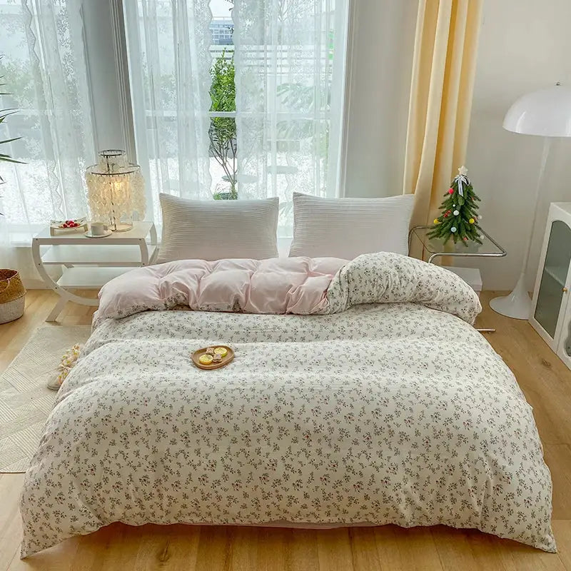 3-piece knitted and washed bedding set with floral quilt cover and pink reverse, plus two striped pillowcases
