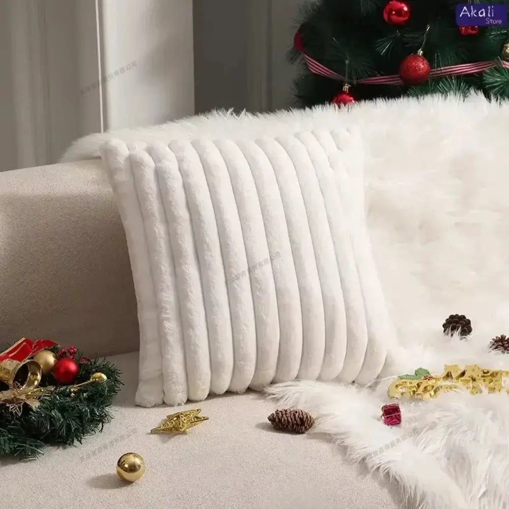 Simples Market white faux rabbit fur cushion cover with ribbed plush texture for sofa, Akai Store watermark.