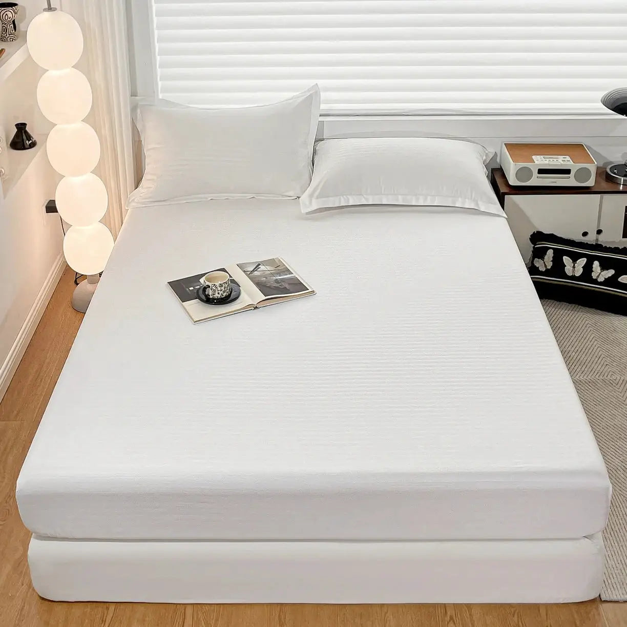 Fitted bed sheet with elastic band by Simples Market; solid white, soft mattress cover for 90–180x200 cm beds.