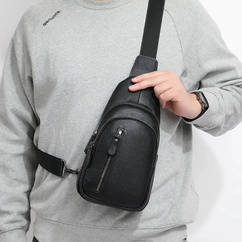 Simples Market black genuine leather men's chest bag with pebble texture, front zip pocket and crossbody strap