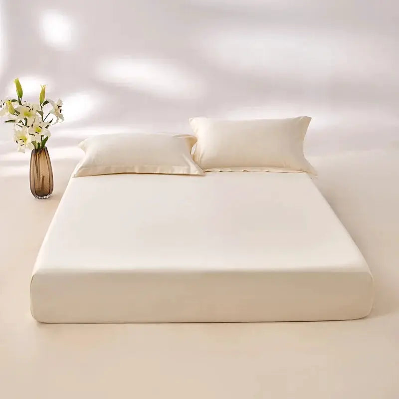 Simples Market Egyptian cotton fitted sheet, ivory cream color, ultra-soft 800TC mattress cover on a bed with two pillows
