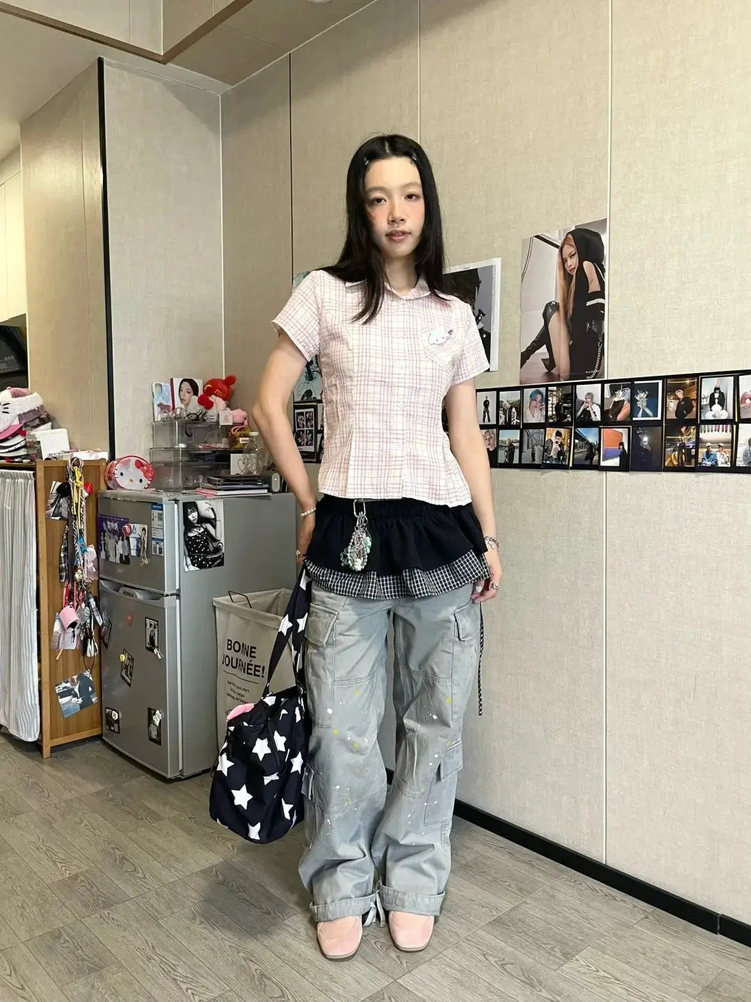 Genayooa Y2k women's pink plaid short-sleeve shirt with pocket, paired with gray cargo pants.
