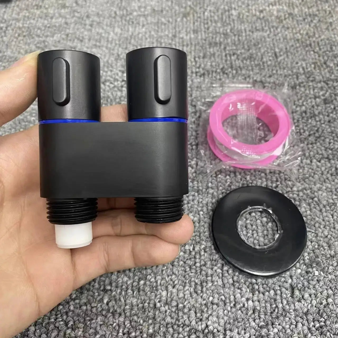 Dual-nozzle toilet bidet sprayer by Simples Market with blue ring; pink washer and mounting flange included