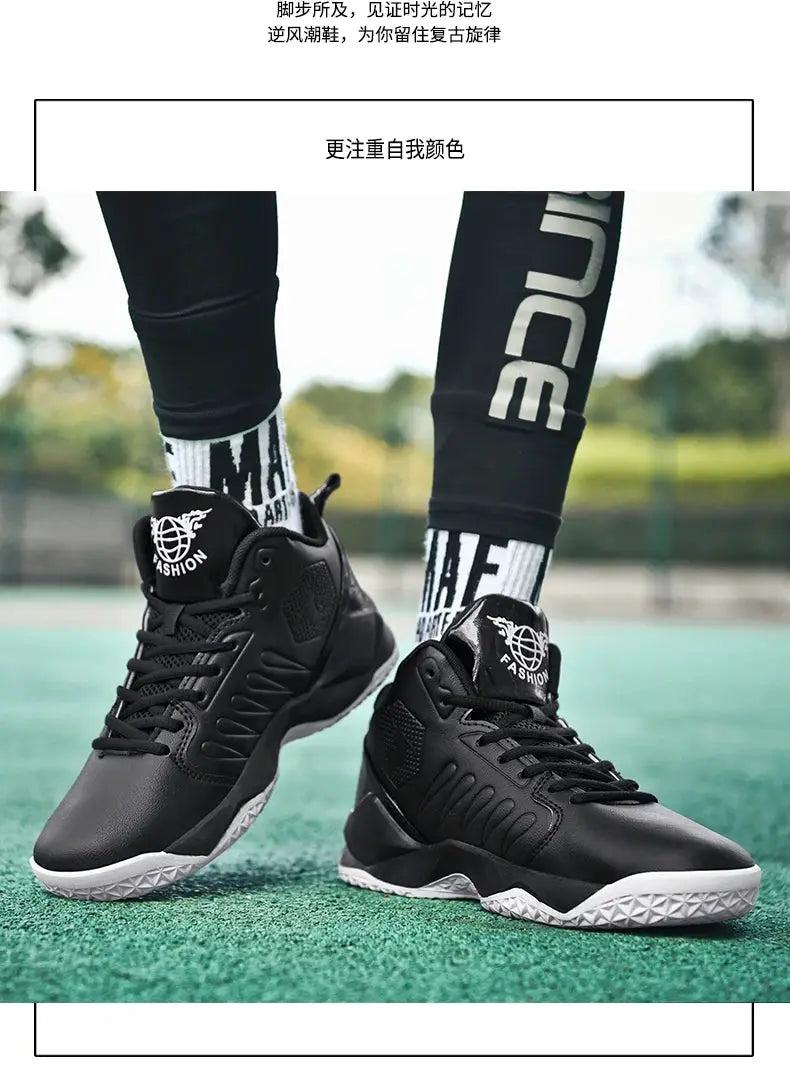 Simples Market men's black sneakers on a green court, breathable with a white textured sole