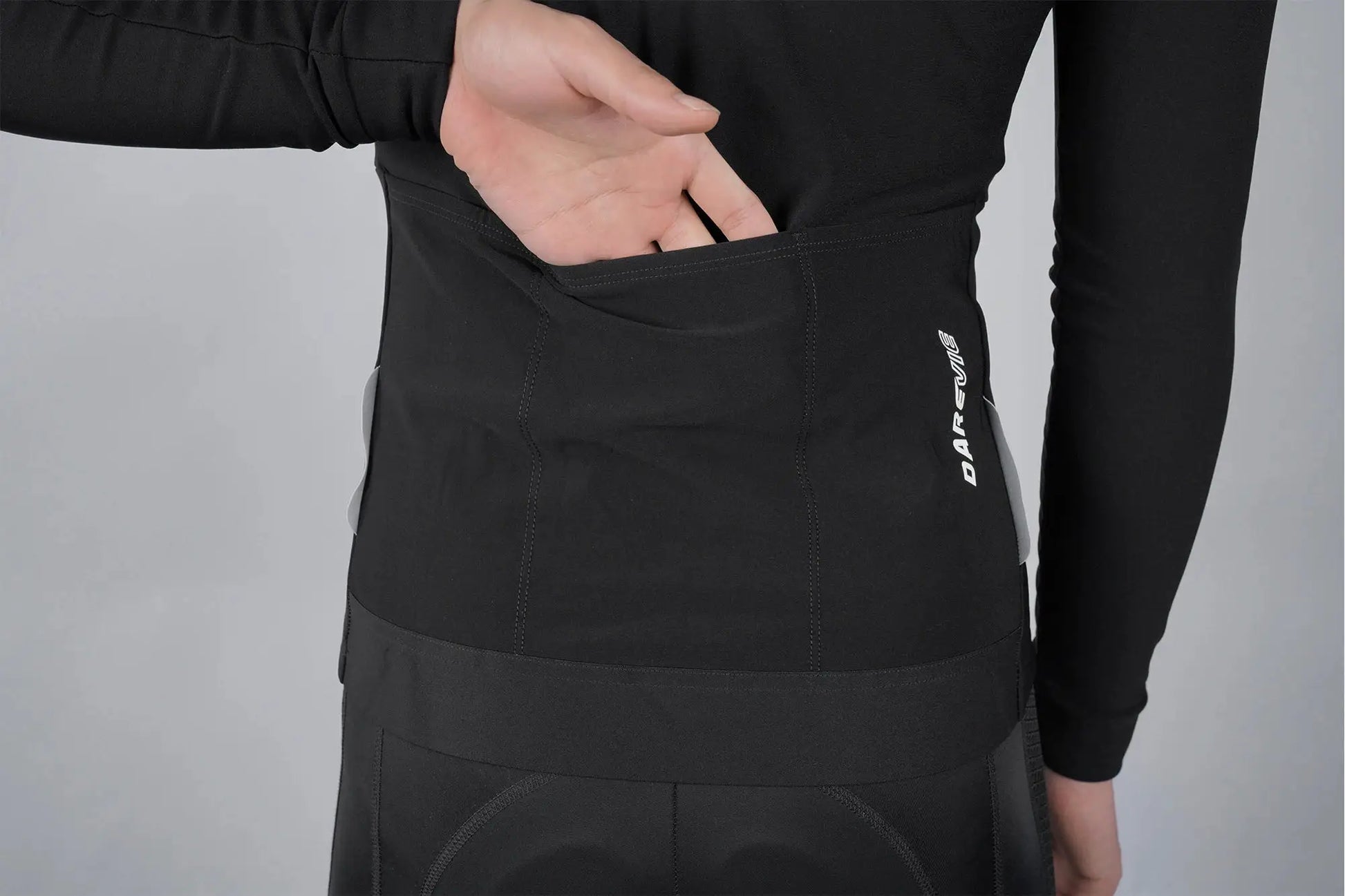 DAREVIE black long-sleeve cycling jersey with rear pockets, winter thermal fleece fabric.