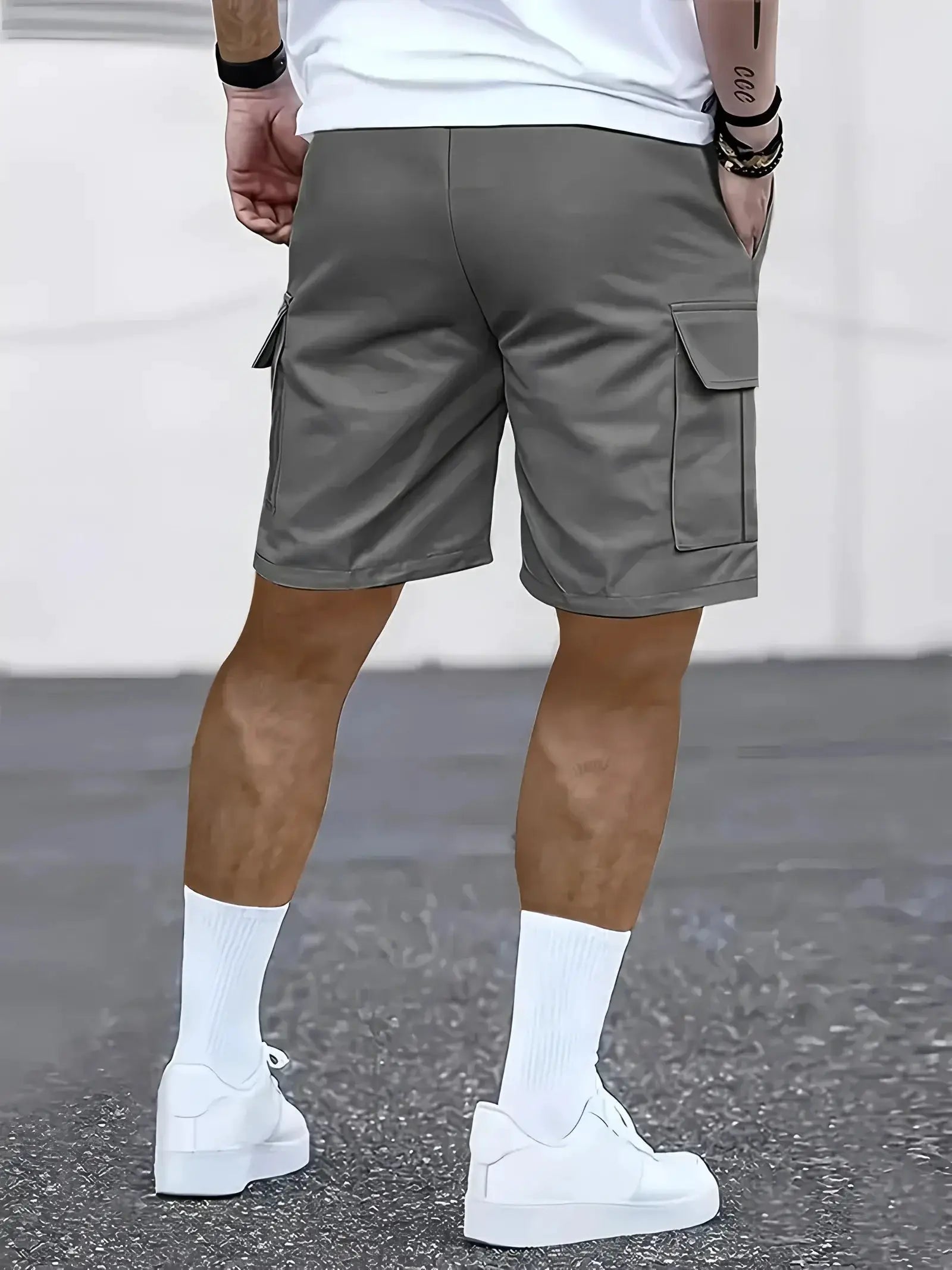 Simples Market men's gray cargo shorts with multiple pockets and elastic waistband