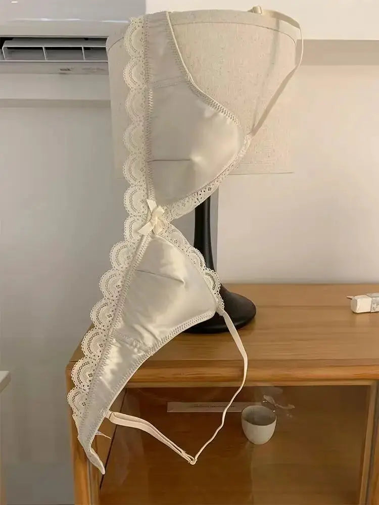 SP&CITY triangle cup lace bra in white satin with bow and lace trim, Simples Market