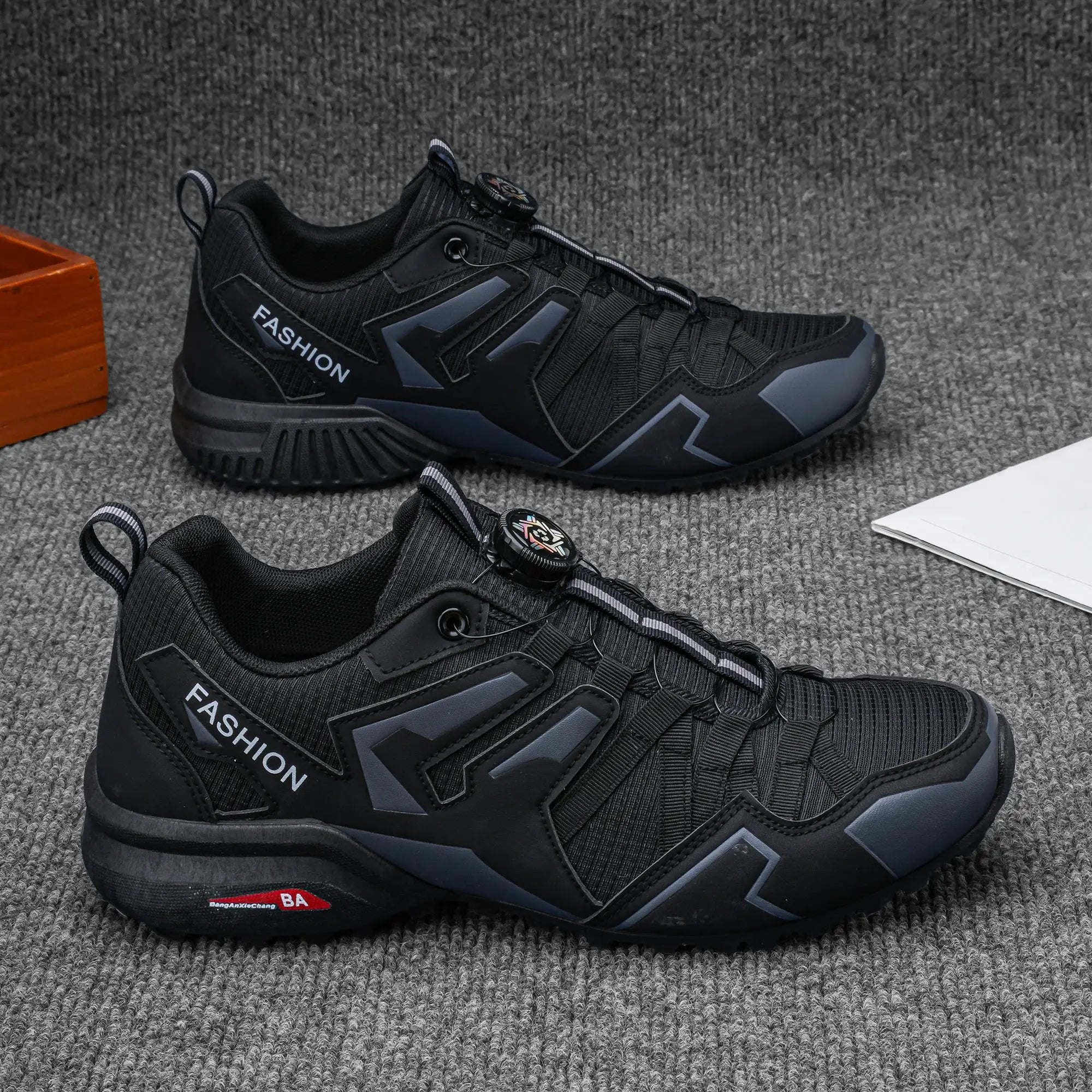 Men's outdoor casual running shoes, black and gray with a dial lace system (pair)