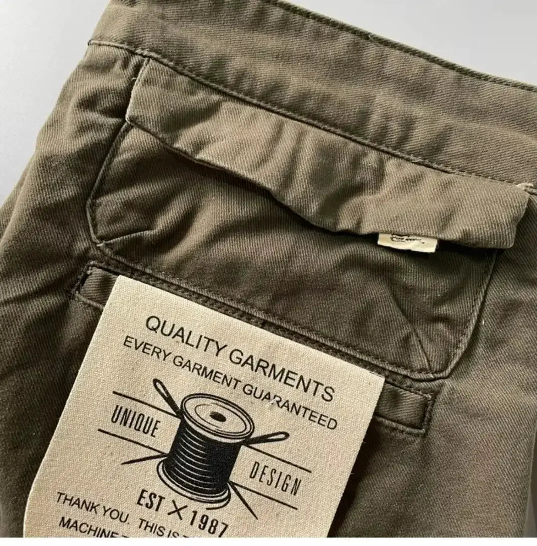 Cargo pants for men in olive cotton, back pocket with flap and visible quality garments tag