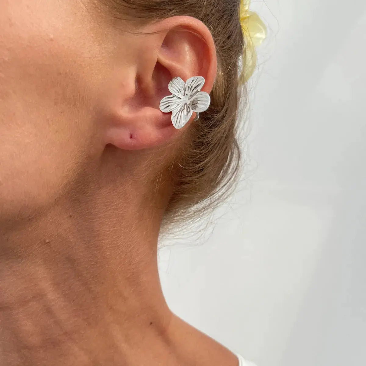 Simples Market flower ear clips, white petal design, clip-on earrings