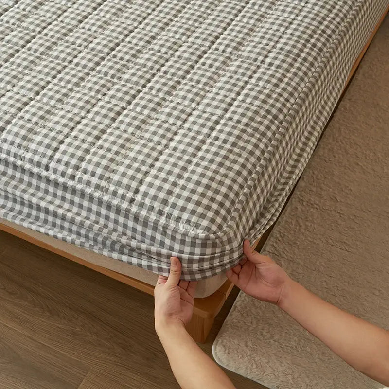 Simples Market quilted plaid mattress cover, antibacterial gray-white check.