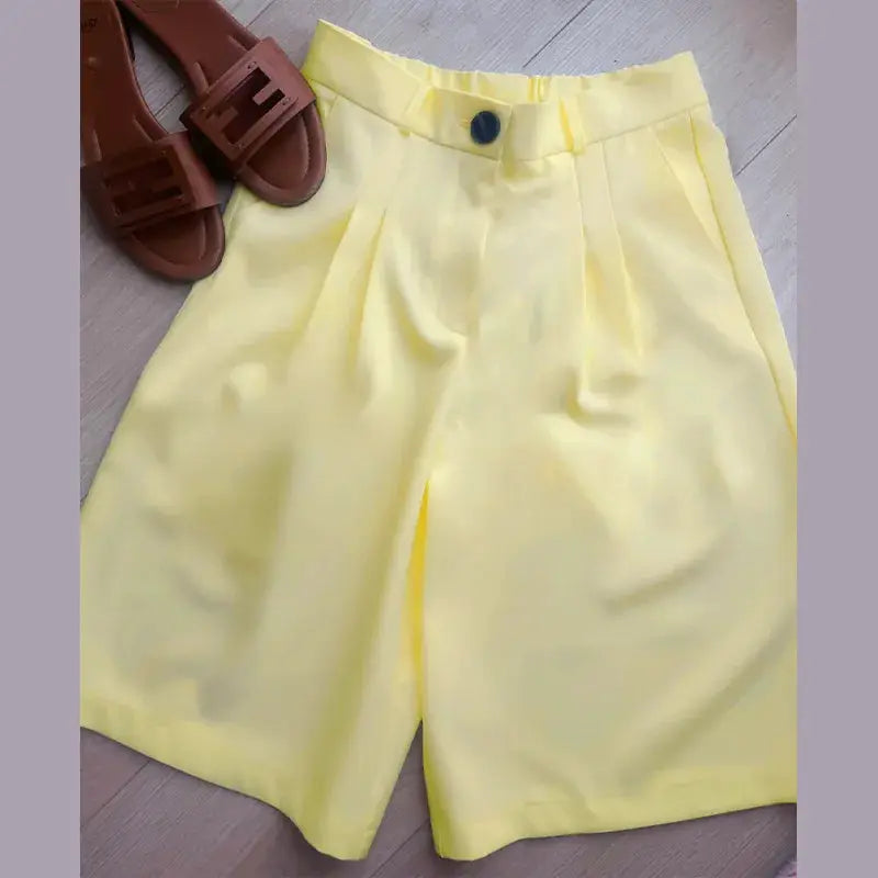 Ladies yellow high-waist shorts with front pleats and single button, Simples Market