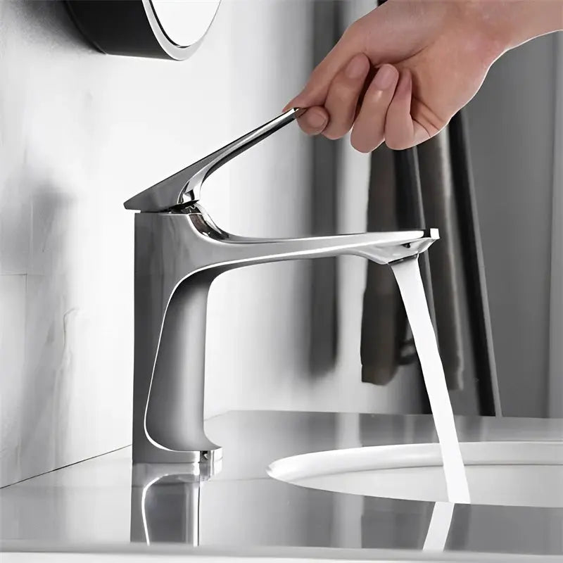 Simples Market brass-core modern bathroom sink faucet, single-handle deck-mounted chrome water tap.