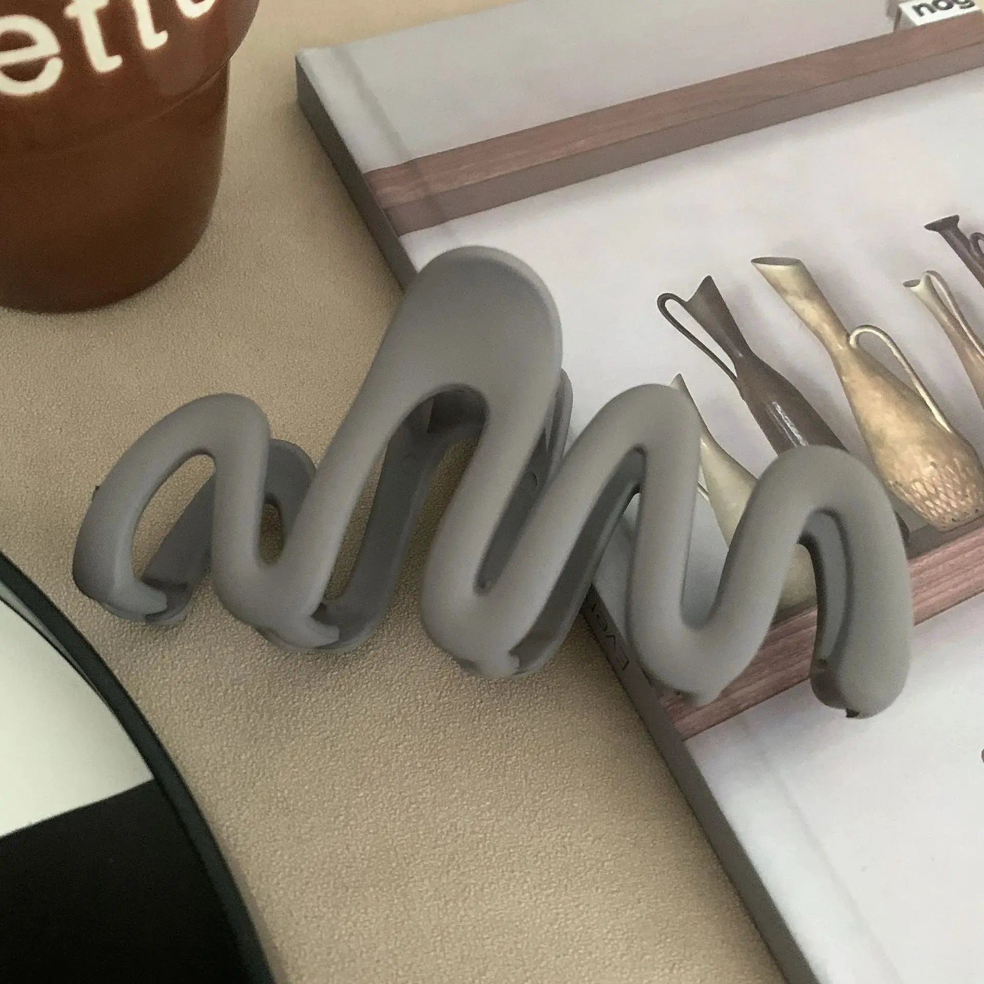 Trendy Matte Curve Hair Claw Clip Large Shark Crab Clip For Women With Secure Hold For Back Of Head Styles