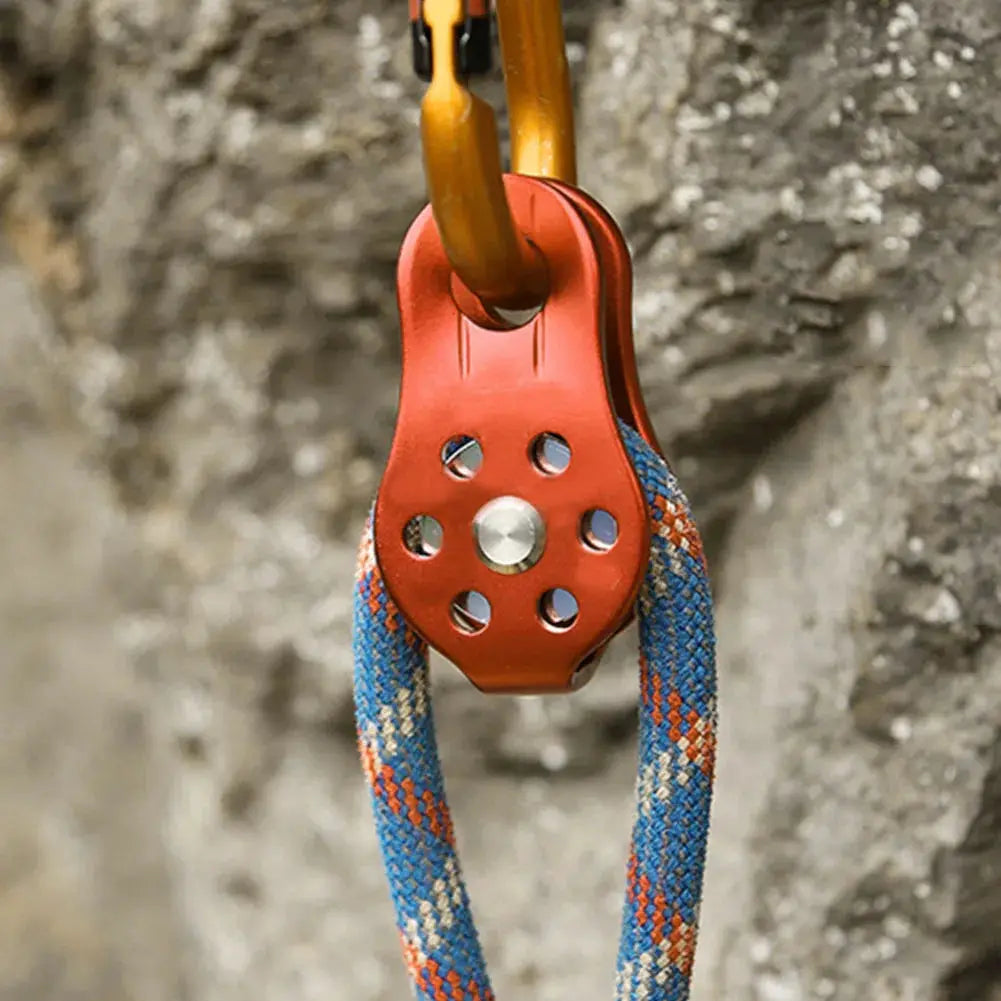 Single swivel rope pulley block by Simples Market in red aluminium alloy with blue climbing rope