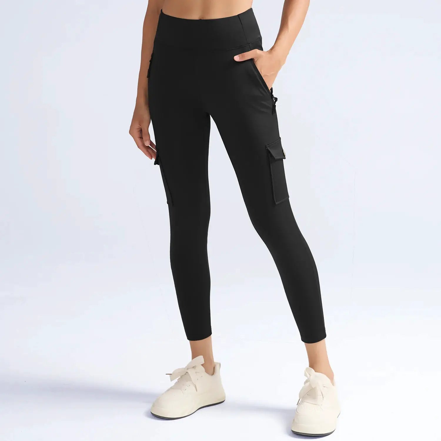 Leggings with cargo pockets in black, high-waist athletic tights by Simples Market