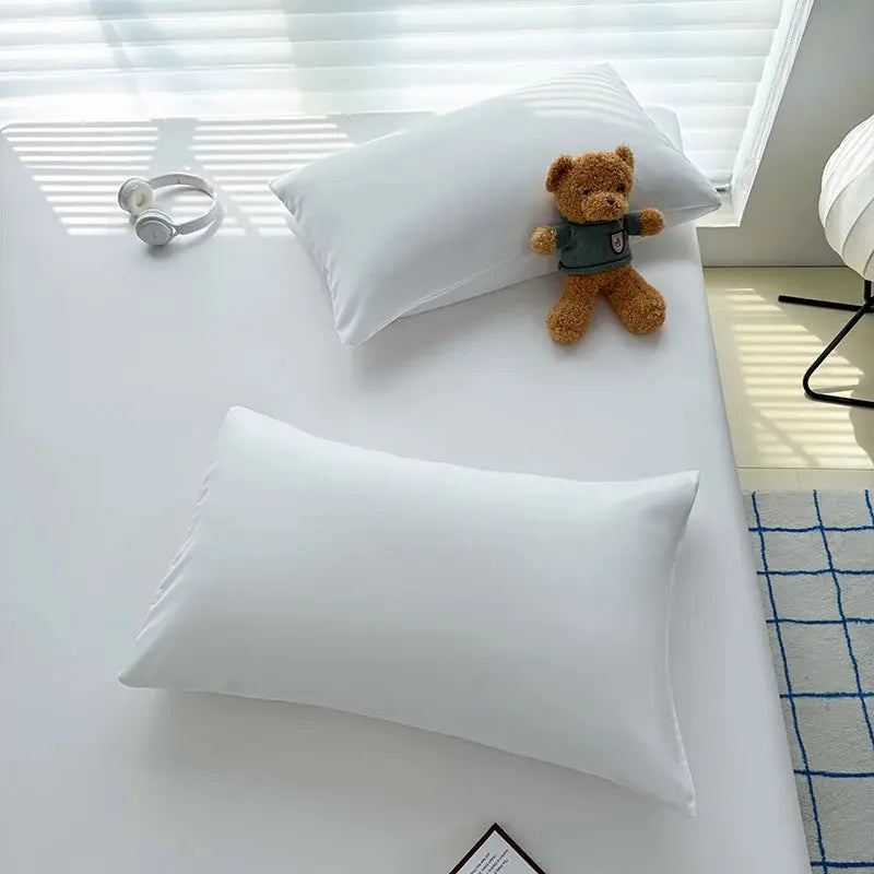 Washed fitted sheet with elastic bands by Simples Market on a white bed; non-slip adjustable mattress cover