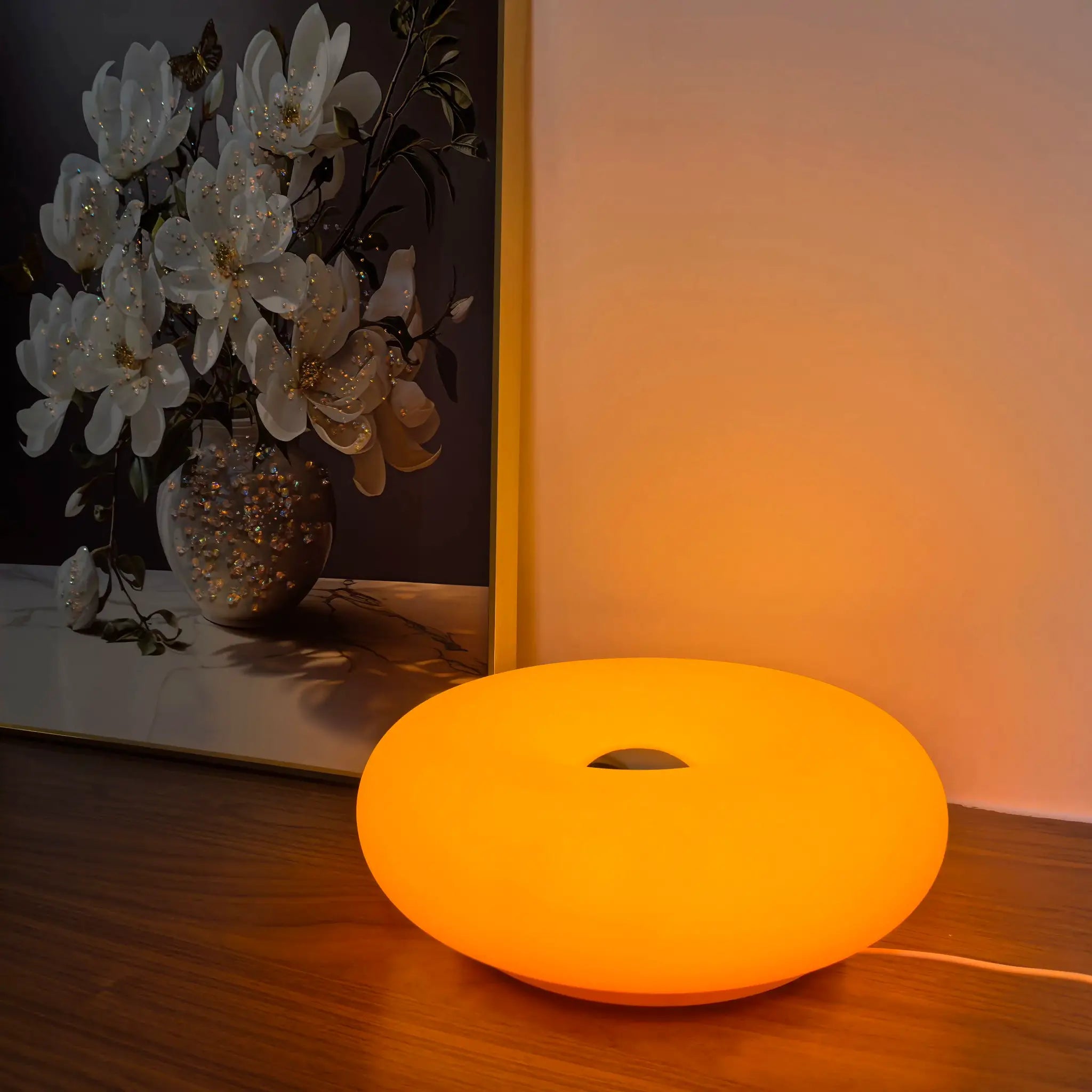 Donut-shaped orange Bauhaus table lamp, USB-powered, Simples Market