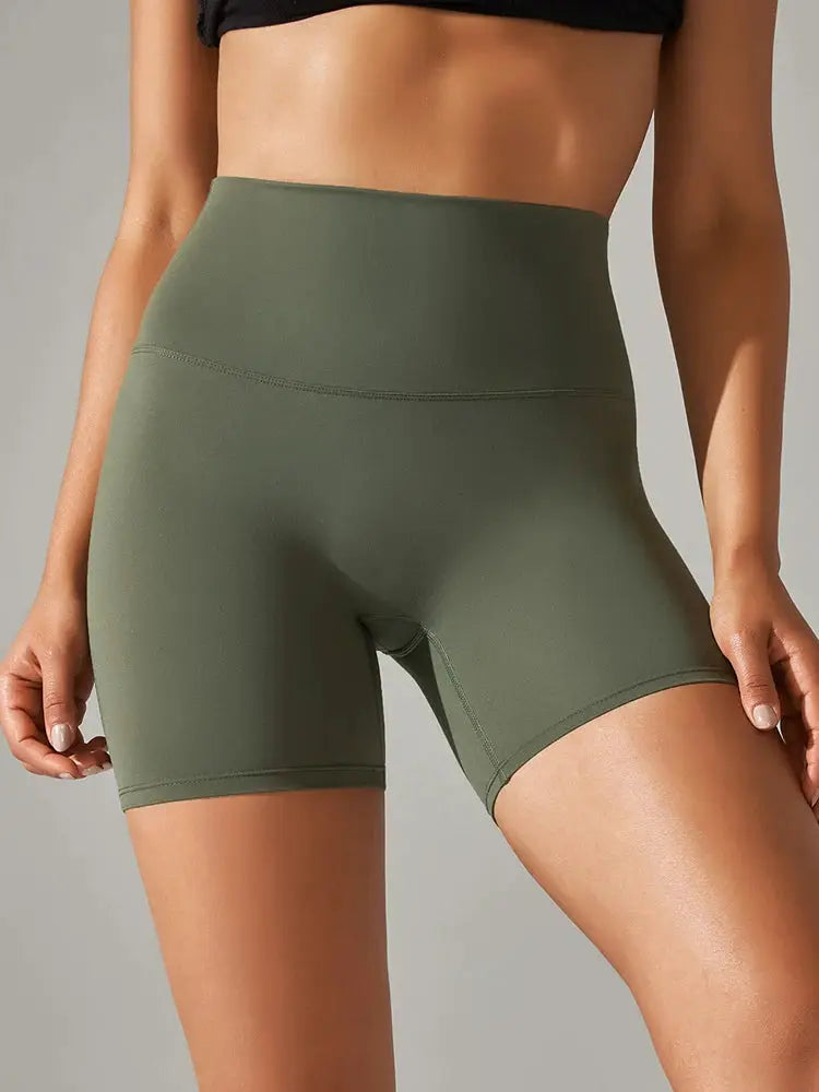 Women’s high-waist athletic shorts in olive green by Simples Market, squat-proof and quick-dry for yoga and workouts.
