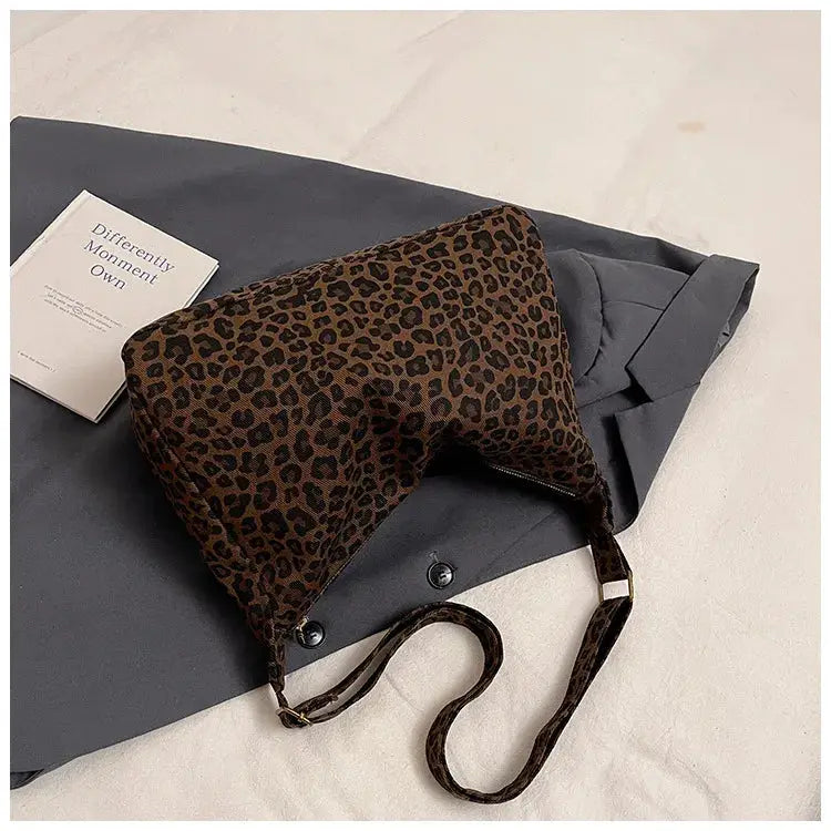 Leopard print women's shoulder bag in soft textile with crossbody strap, large capacity.