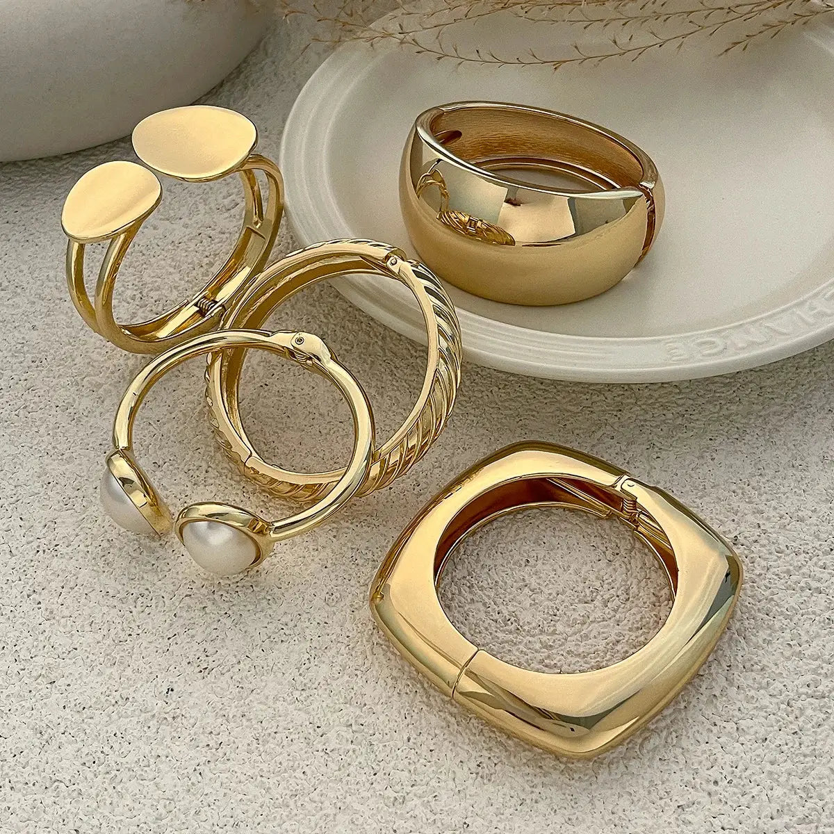 Ingemark Exaggerated Punk Smooth Heavy Metal Chunky Hip Hop Spring Bangles Gold Color Cuff Bracelet for Men and Women