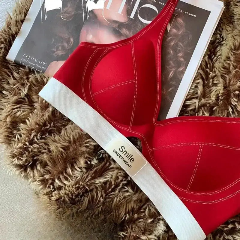 Red SP&CITY seamless bra with white wide elastic band and Smile Underwear tag, Simples Market.