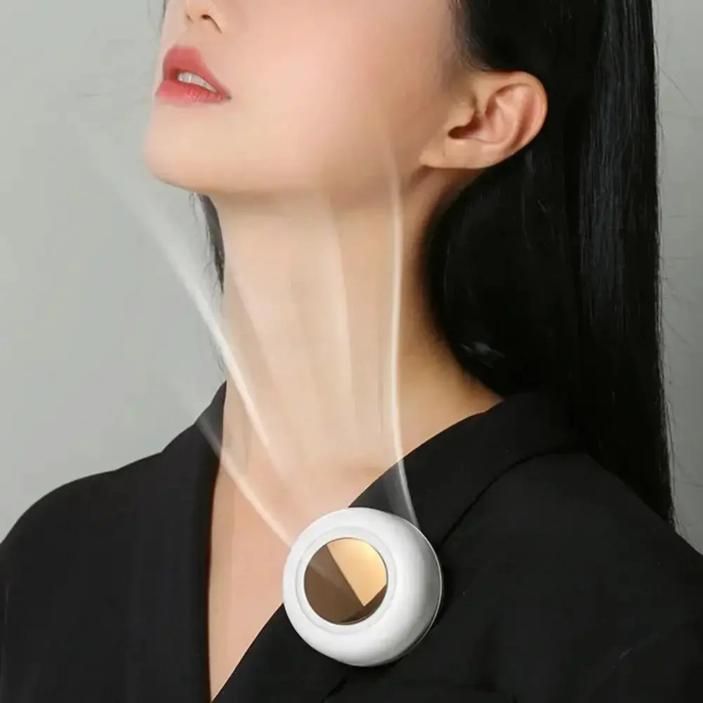 Simples Market portable clip-on bladeless fan, white circular chest clip for outdoor cooling with 3-speed settings.