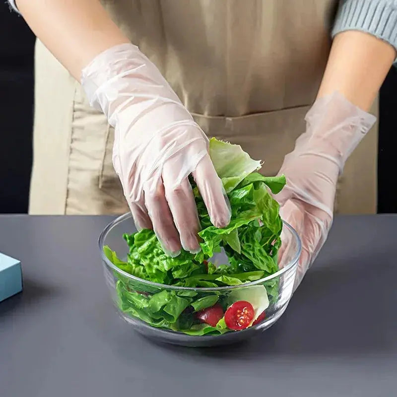 Disposable TPE gloves by Simples Market, 100pcs, worn while washing lettuce in a glass bowl
