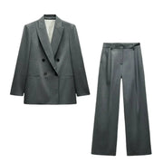 Simples Market ETJ 2025 women's gray 2-piece suit set with shoulder-padded blazer and high-waisted pleated wide-leg pants