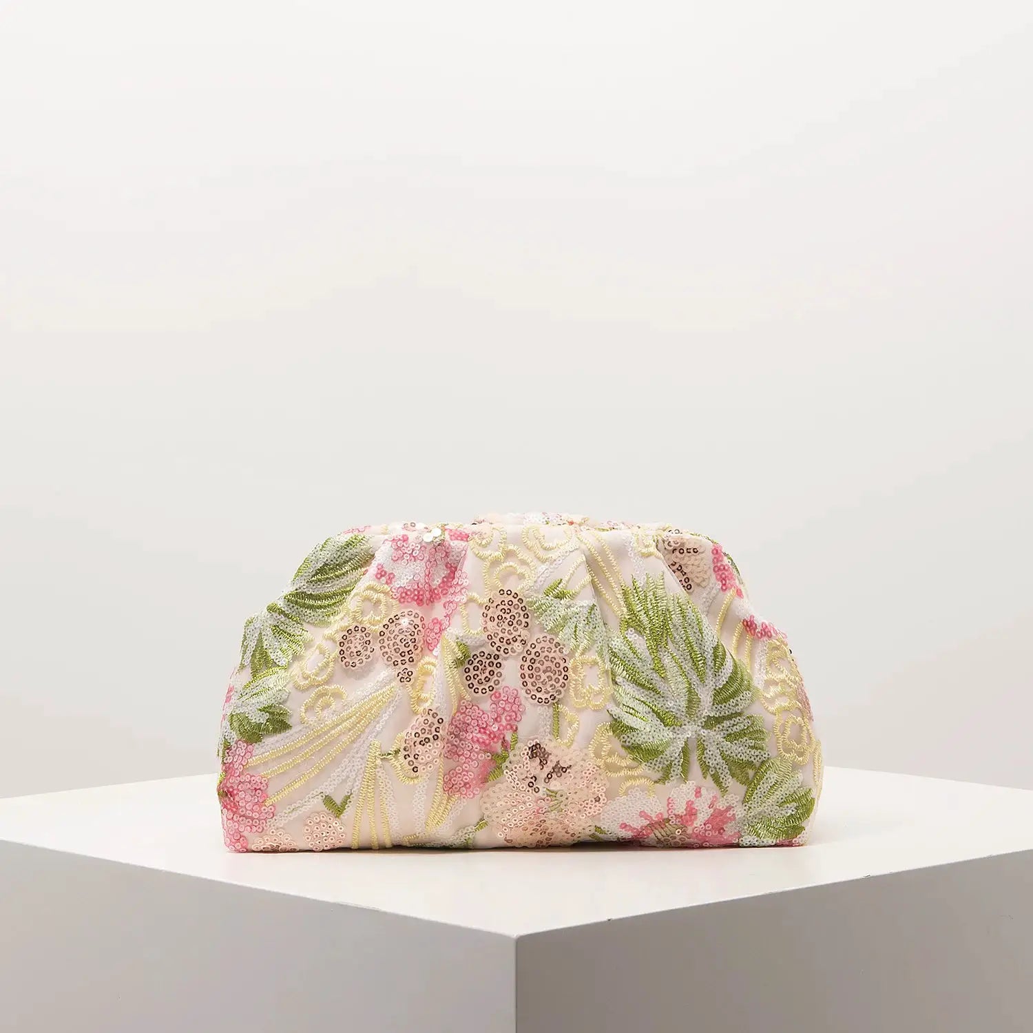 Clutch bag with pale pink fabric and pink floral sequin embroidery, Simples Market.