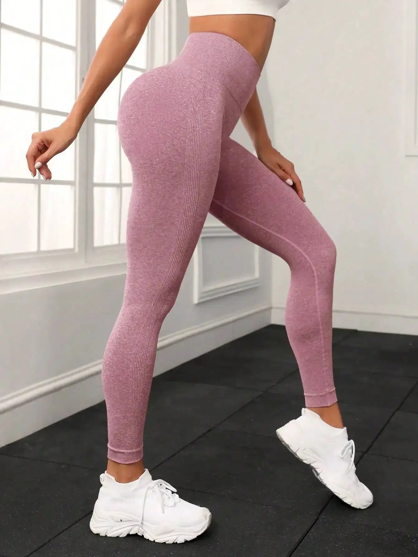 Seamless peach yoga pants by Simples Market, high-waisted tight-fit women's leggings