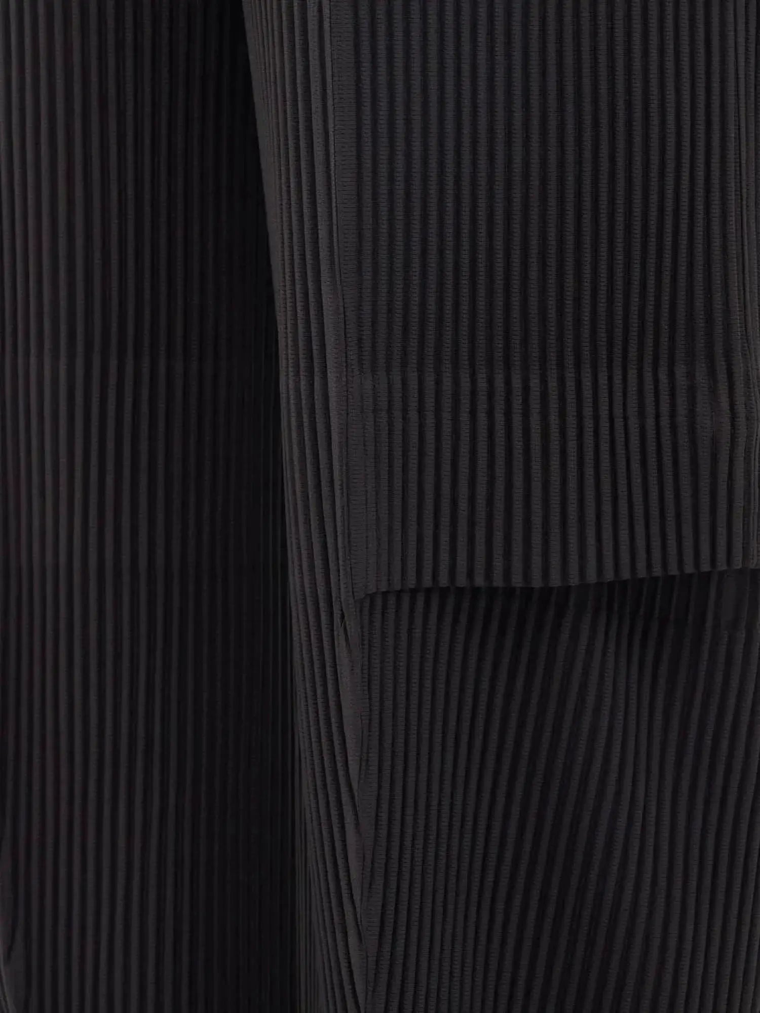 Miyake pleated pants fabric close-up in black ribbed textile; Simples Market