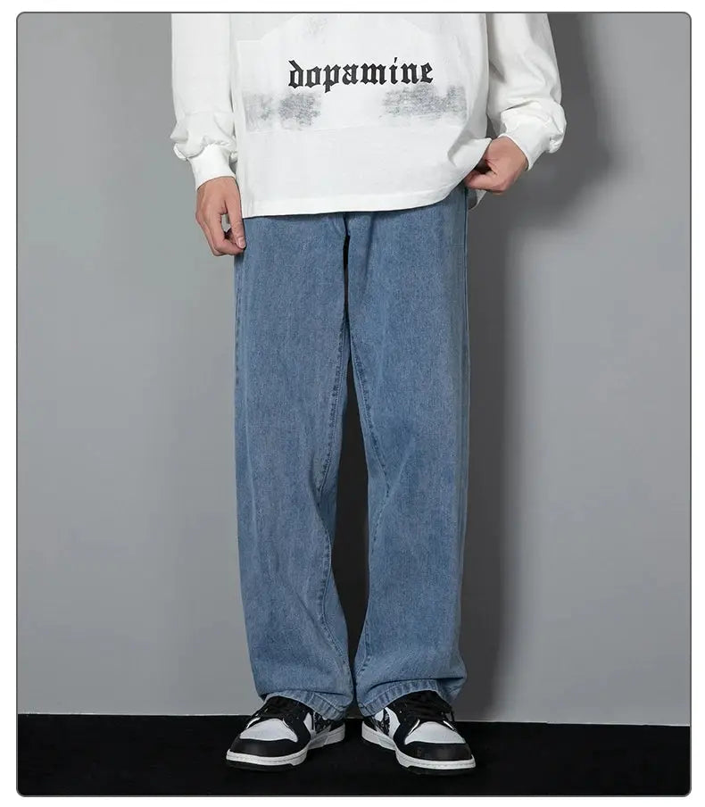 Simples Market men's wide-leg denim jeans in solid light blue, casual straight-cut pants; model wearing white sweatshirt.