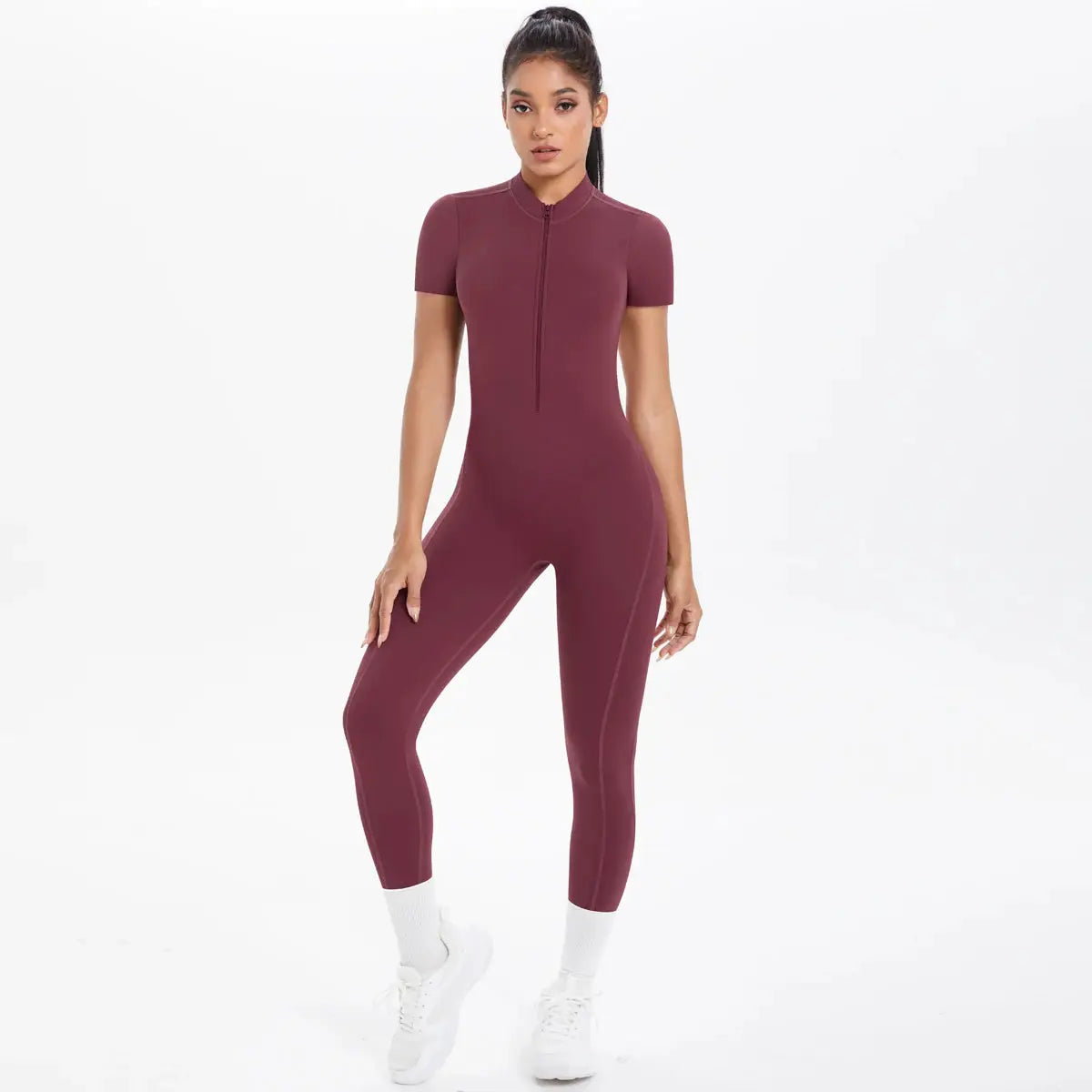 Simples Market burgundy women's short-sleeve fitness jumpsuit with half-zip front, one-piece bodysuit.