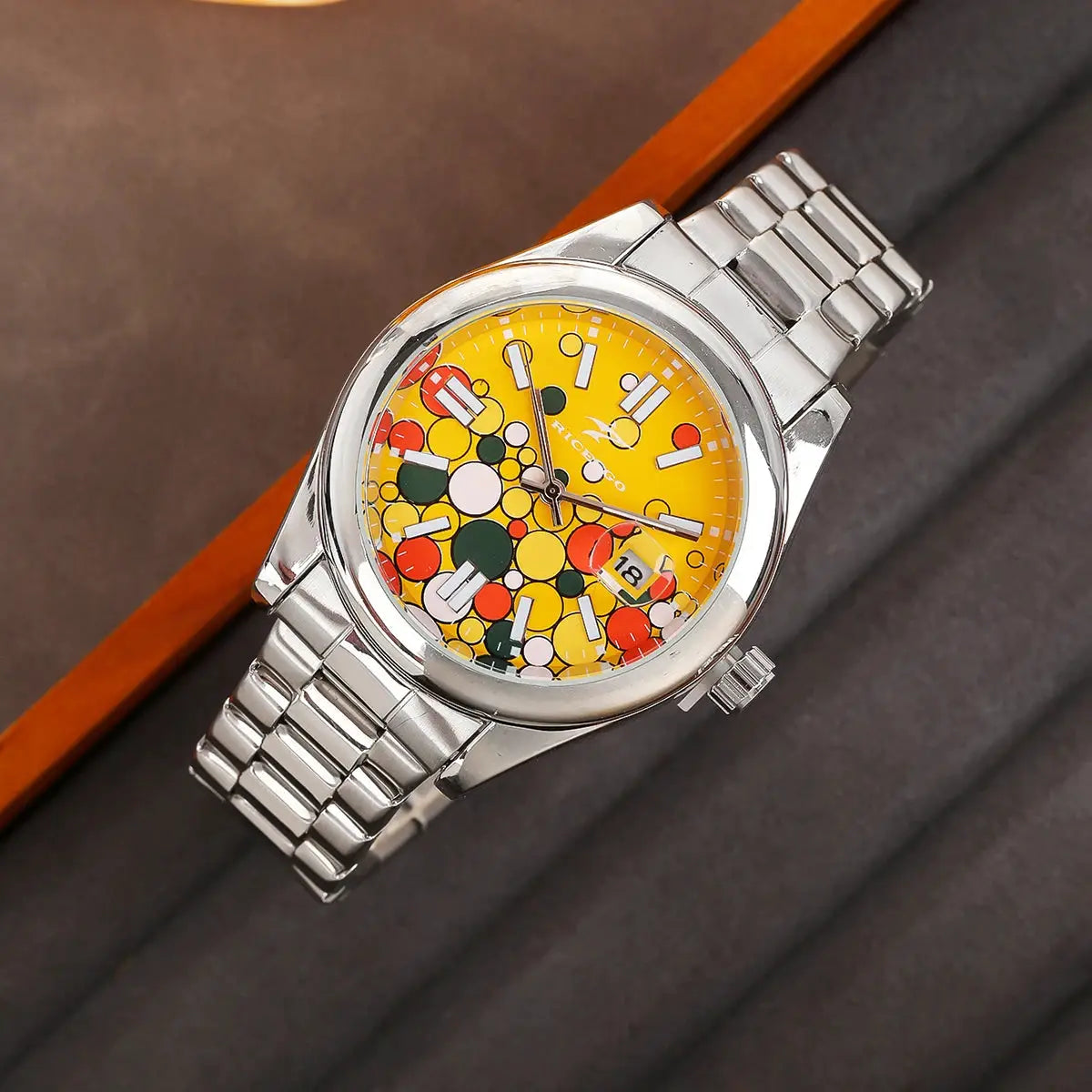 Simples Market men's quartz wristwatch with stainless steel band and yellow dot-pattern dial with date window