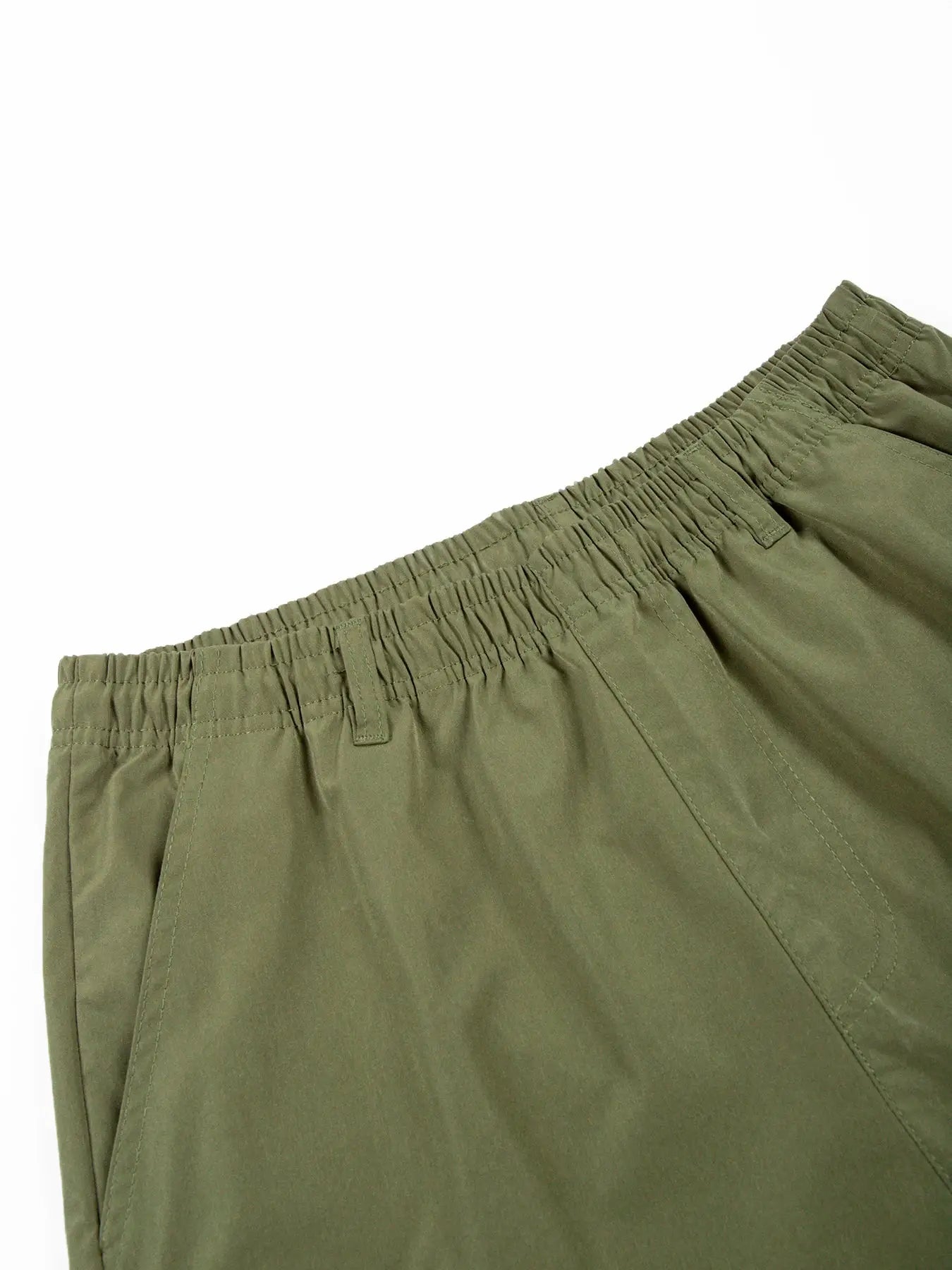 Men's olive green cargo shorts by Simples Market with elastic waistband and cargo pockets