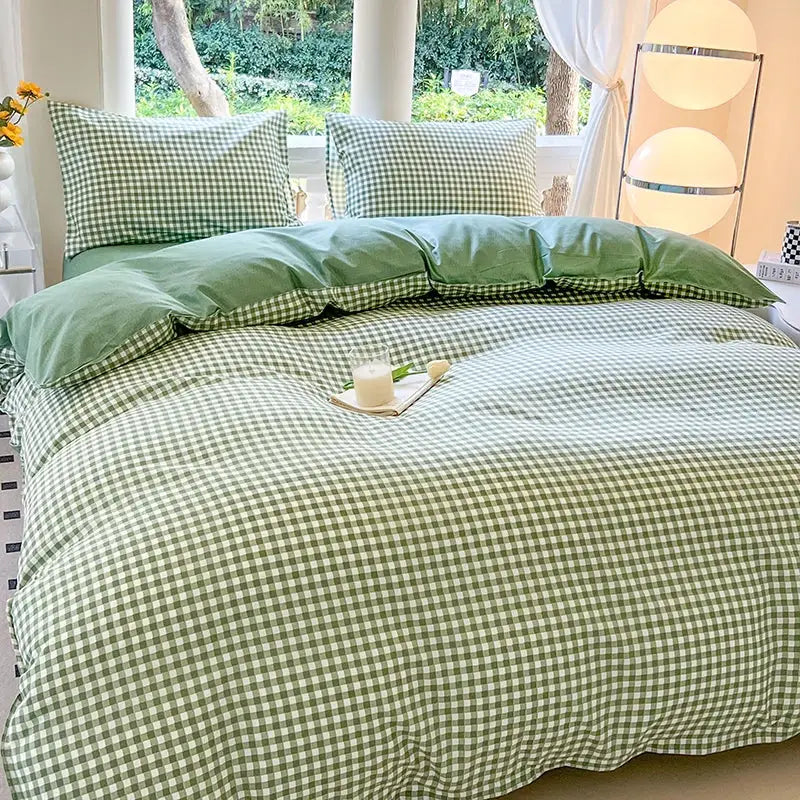 Bedding set with green gingham duvet cover and 2 matching pillowcases on the bed, Simples Market.