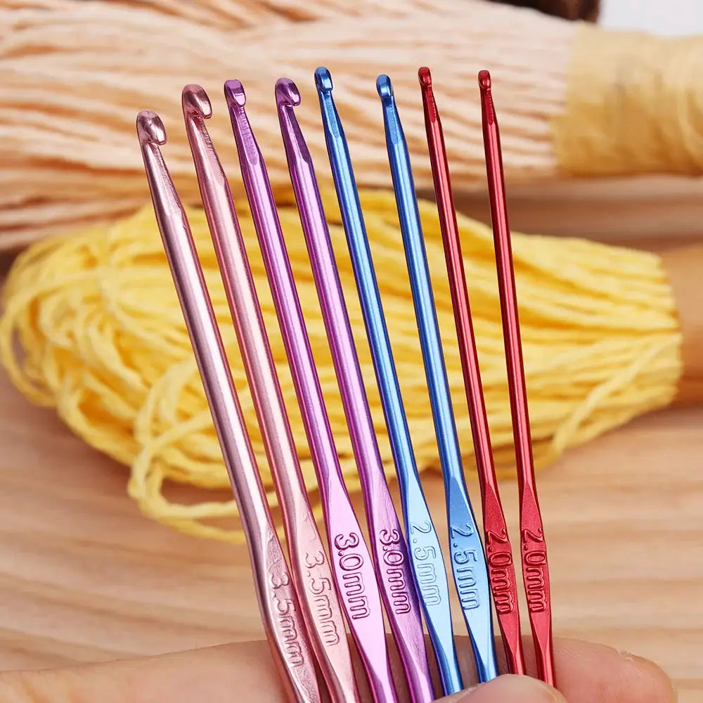 8-piece colorful aluminum crochet hook set with metal handles by Simples Market; sizes labeled on each hook