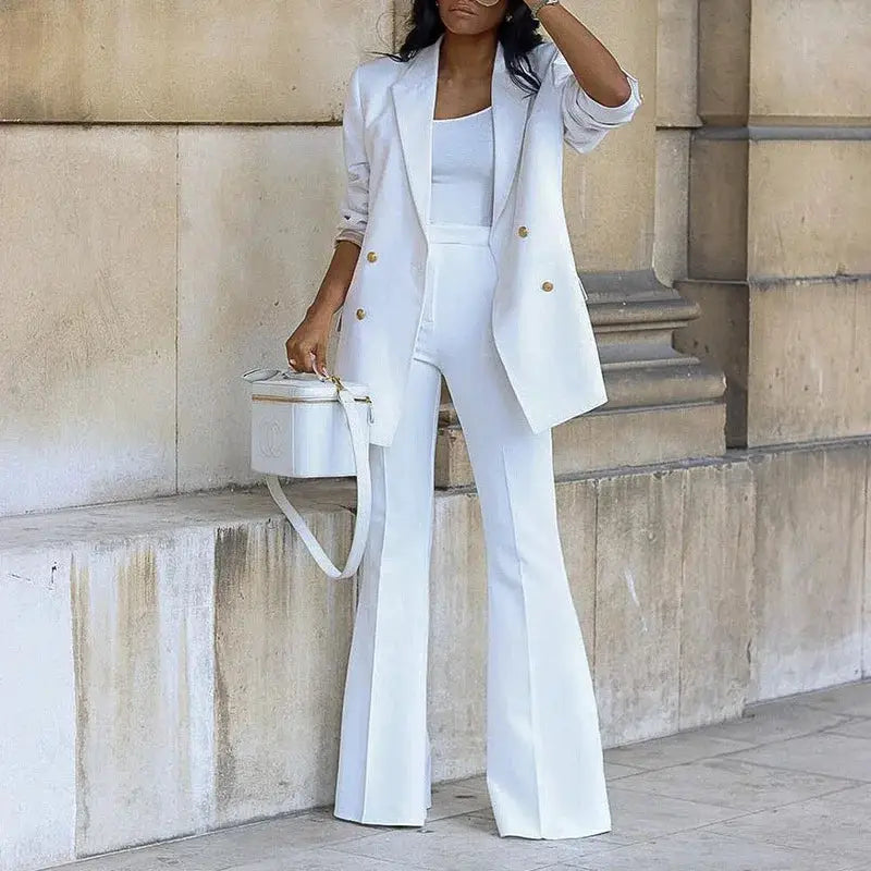 Two-piece women's white blazer suit with gold buttons and high-waisted straight-leg pants by Simples Market.