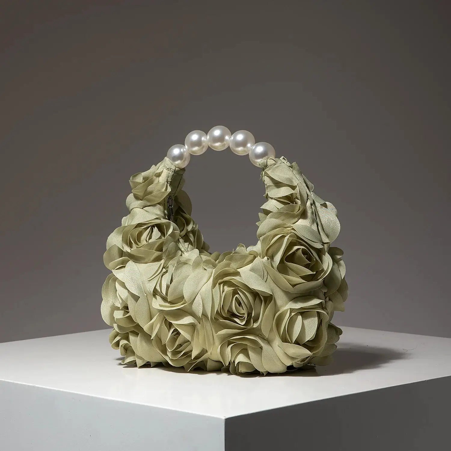 Cartera de mujer en tono crema con rosas de tela y asa de perlas