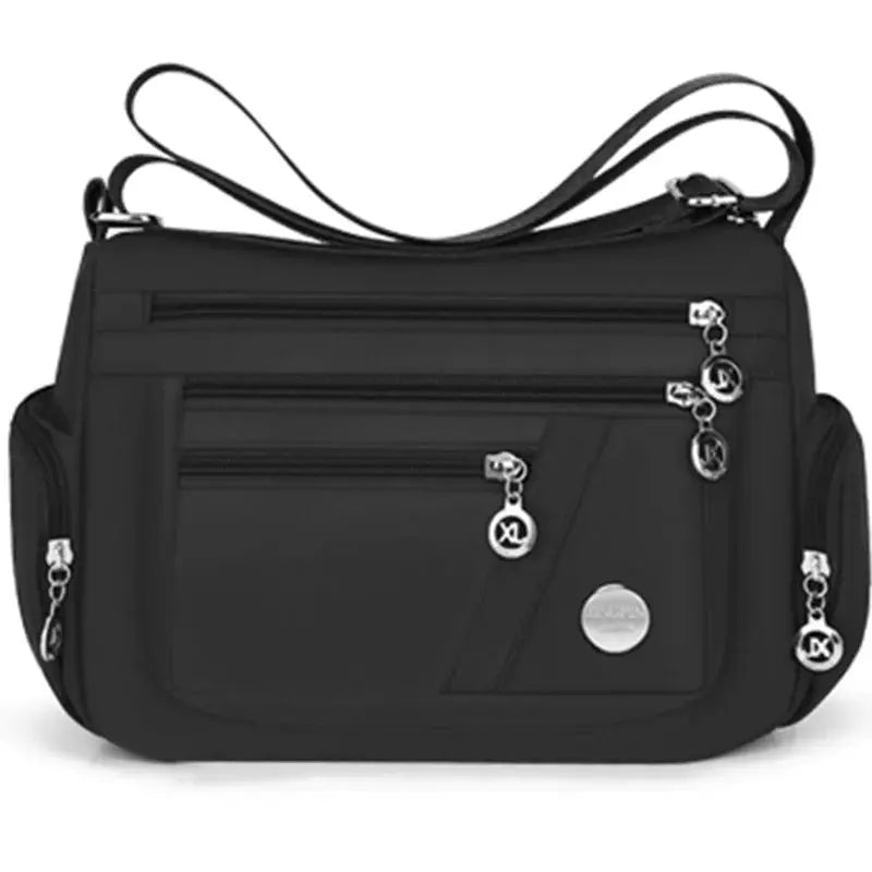 Crossbody bag Simples Market; black nylon Oxford cloth with multiple zip pockets and adjustable shoulder strap.