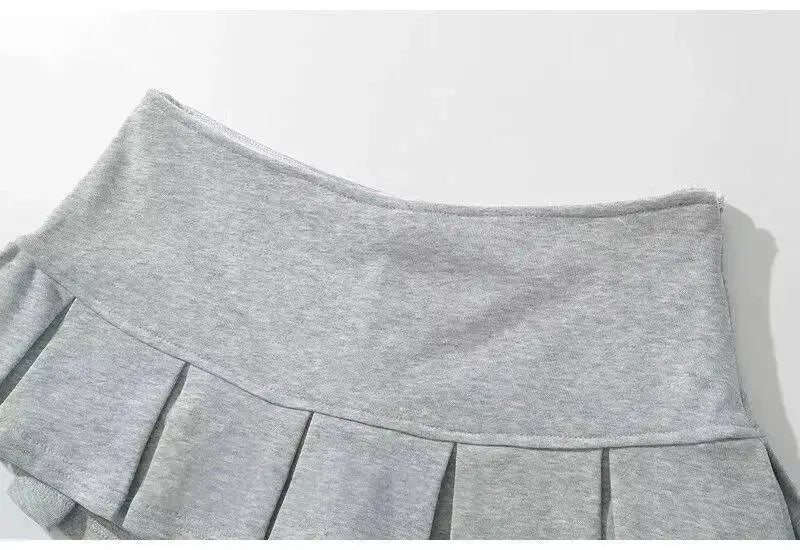Mooyufon Y2K mini skirt by Simples Market, light grey low waist with a wide waistband and pleated panel