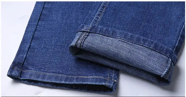 Men's straight jeans in dark blue denim with rolled cuffs