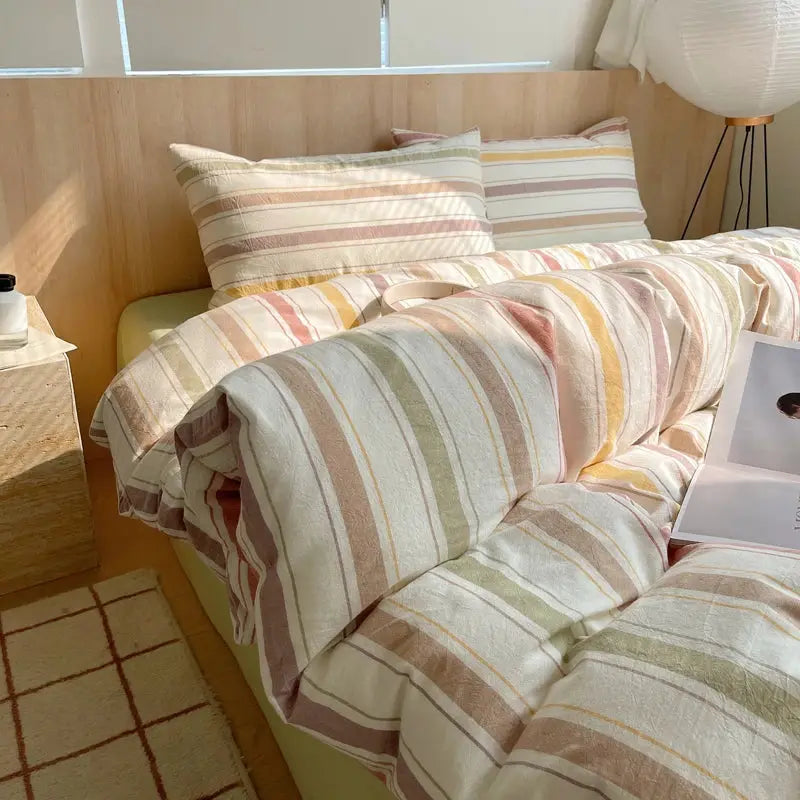 Bedding set: 100% cotton striped duvet cover with pillowcases in pastel colors.