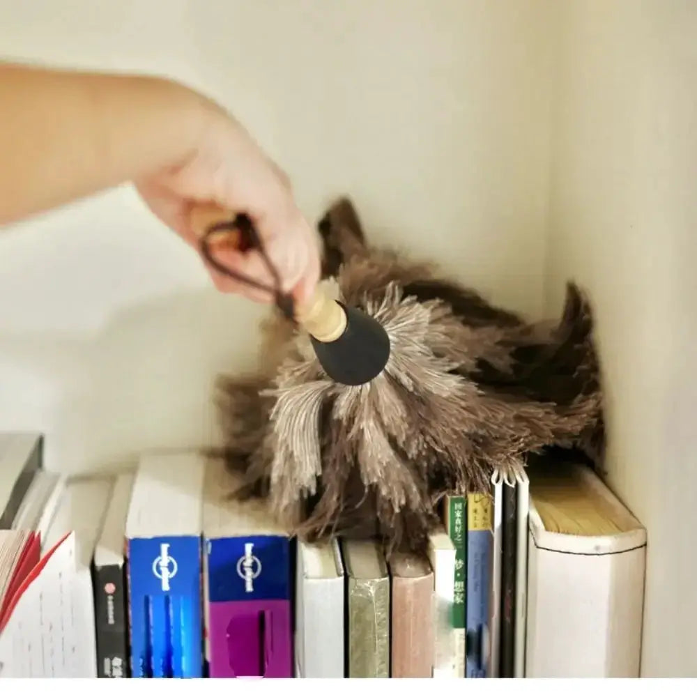 Feather duster with wooden handle and brown ostrich feathers for anti-static dusting by Simples Market