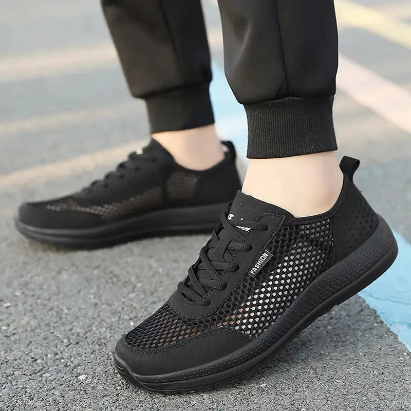 Men's Simples Market breathable mesh sport shoes, black lace-up running sneakers.