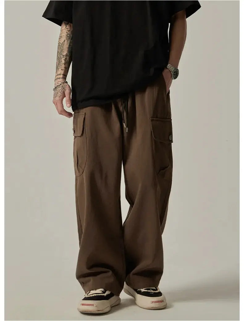 Simples Market men's brown cargo sweatpants with large pockets, drawstring waist, and wide-leg fit