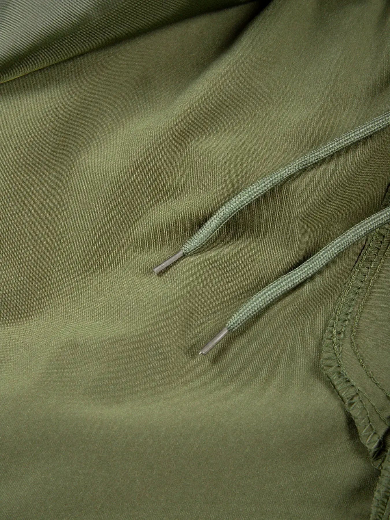 Men's tactical cargo shorts by Simples Market in olive green with drawstring waist